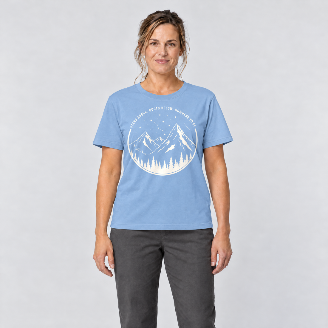 Frau trägt Nowhere to be – T-Shirt Unisex in Himmelblau, Ansicht von vorn