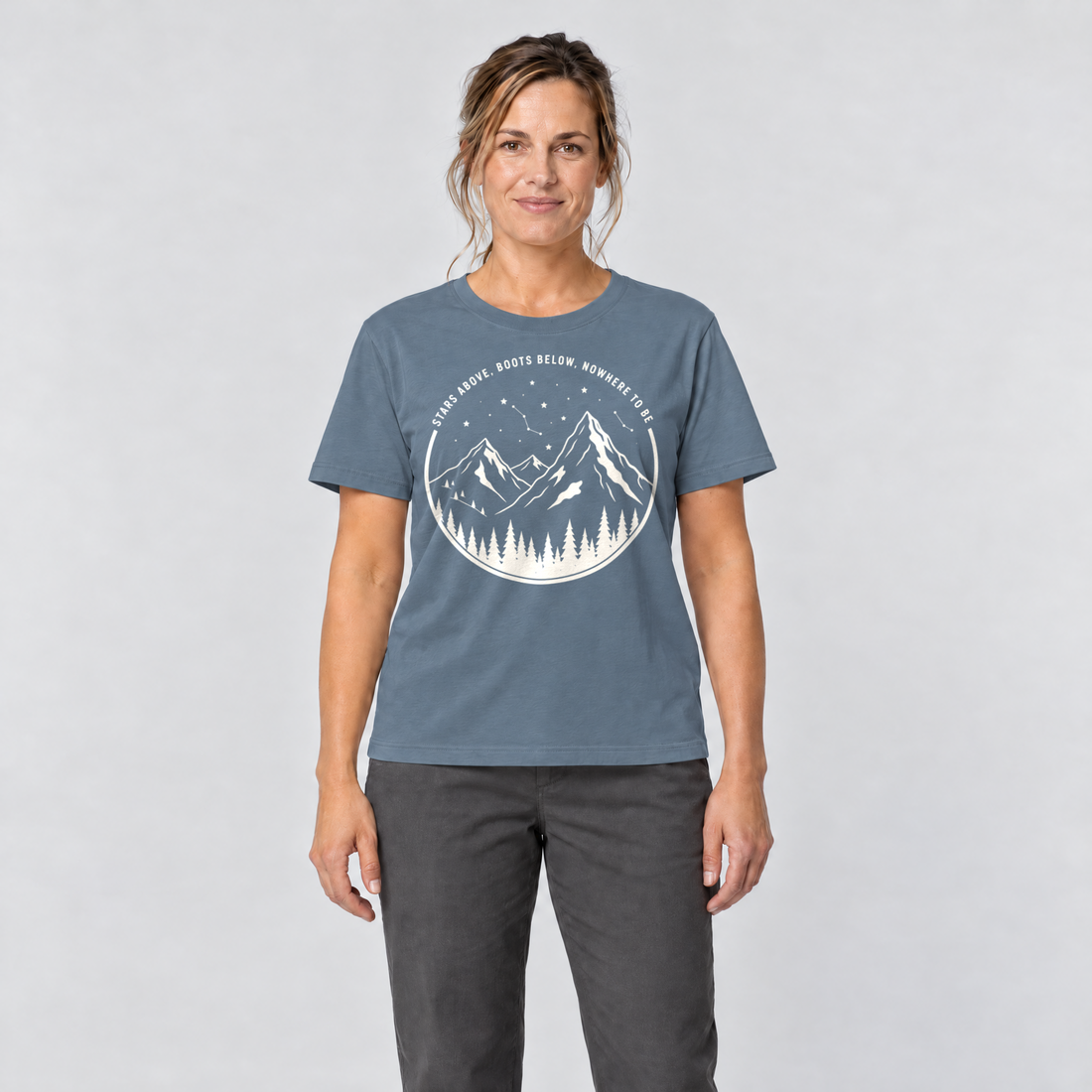 Frau trägt Nowhere to be – T-Shirt Unisex in Steinblau, Ansicht von vorn
