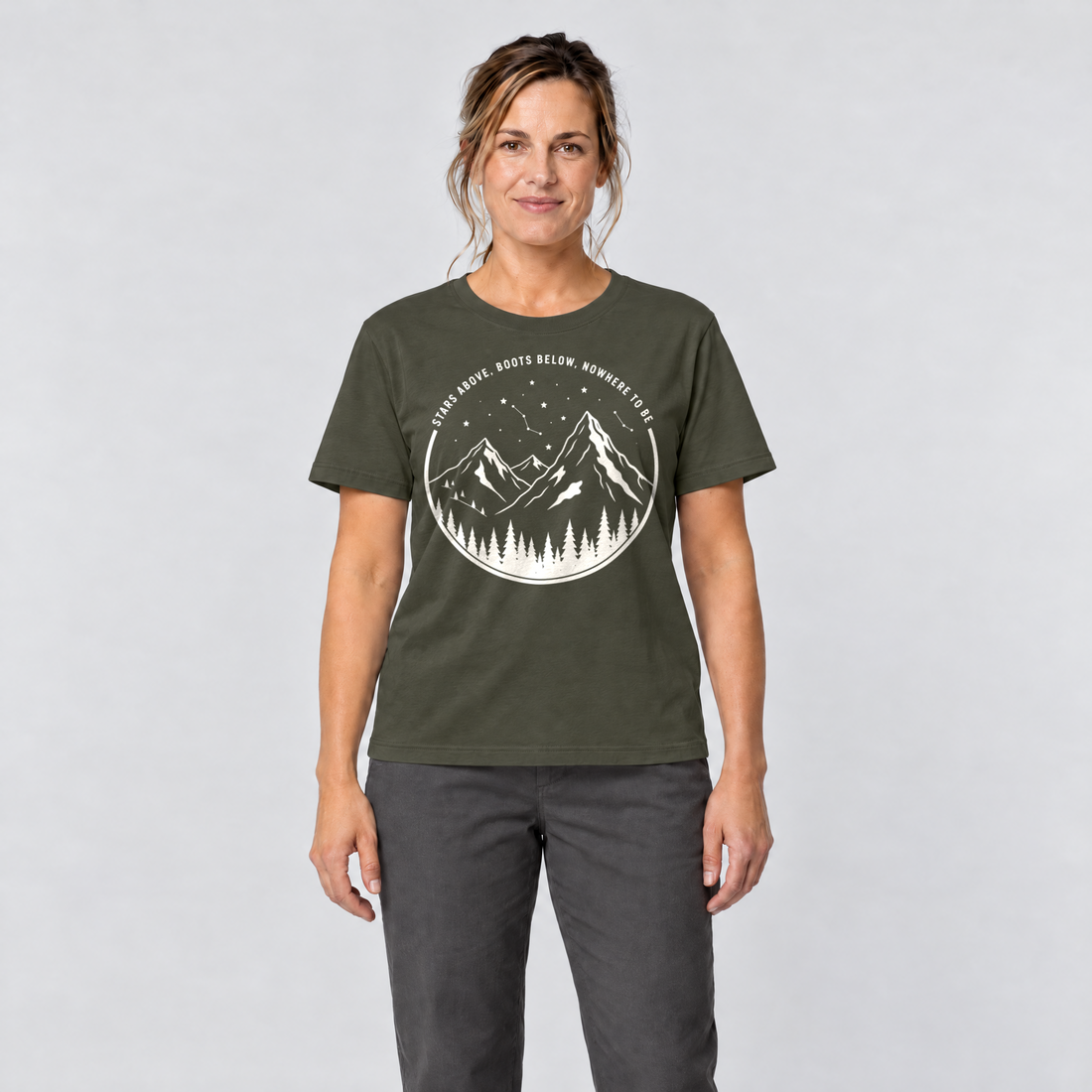 Frau trägt Nowhere to be – T-Shirt Unisex in Oliv, Ansicht von vorn