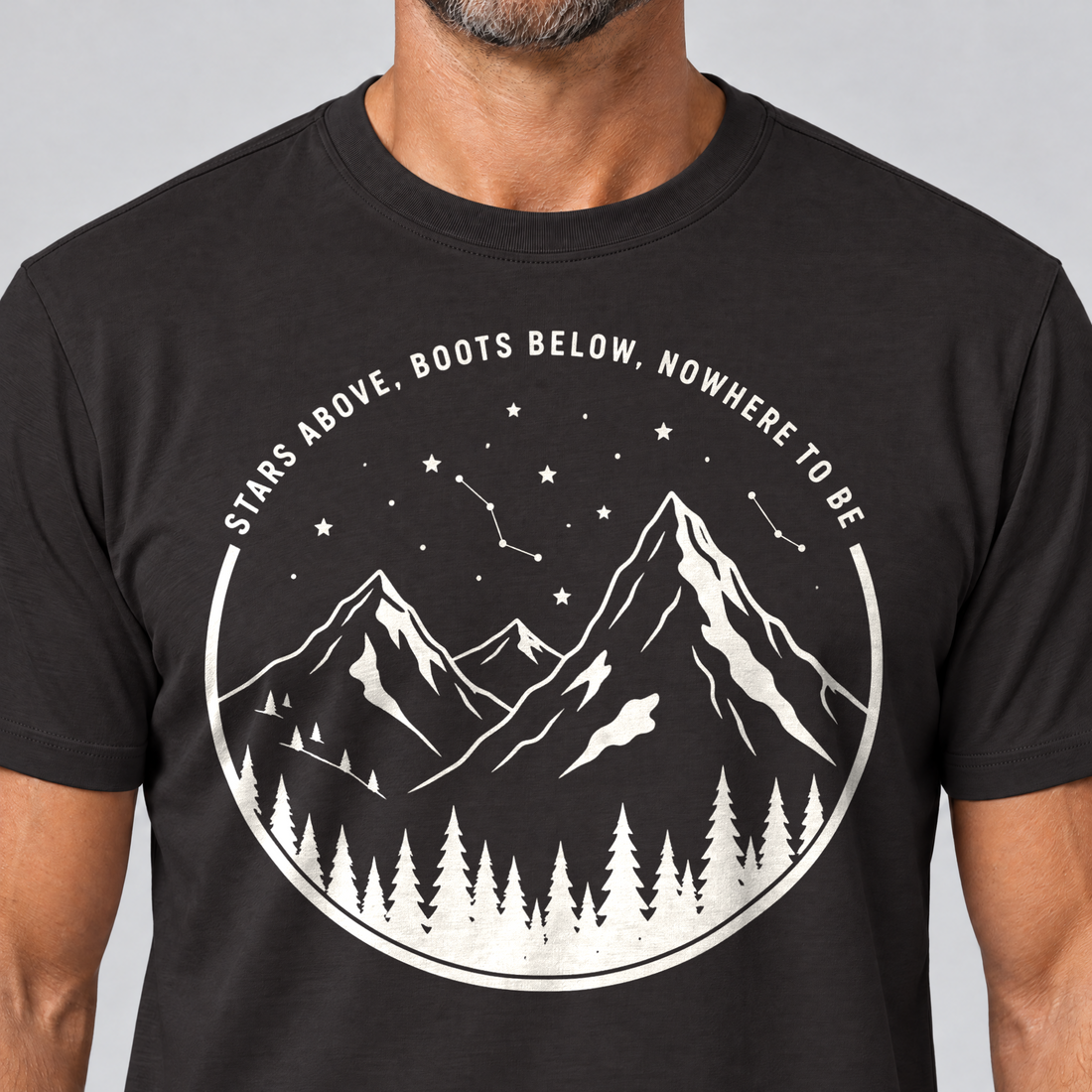 Nahaufnahme des Drucks: Nowhere to be – T-Shirt Unisex in Schwarz, von einem Mann getragen