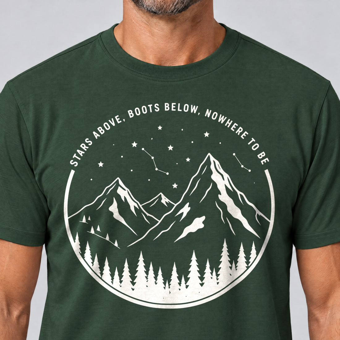 Nahaufnahme des Drucks: Nowhere to be – T-Shirt Unisex in Flaschengrün, von einem Mann getragen