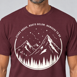 Nahaufnahme des Drucks: Nowhere to be – T-Shirt Unisex in Bordeaux, von einem Mann getragen