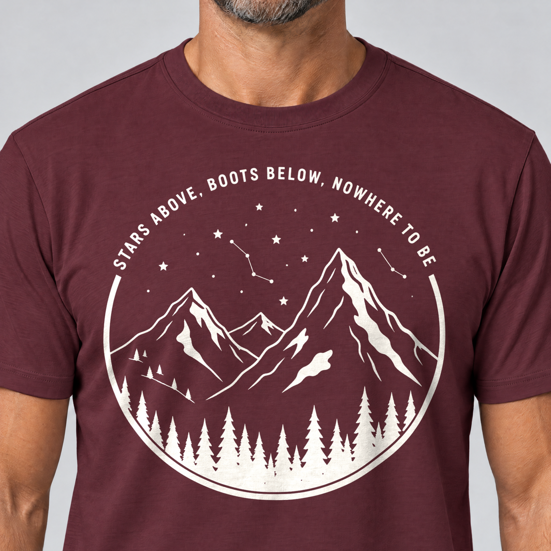 Nahaufnahme des Drucks: Nowhere to be – T-Shirt Unisex in Bordeaux, von einem Mann getragen