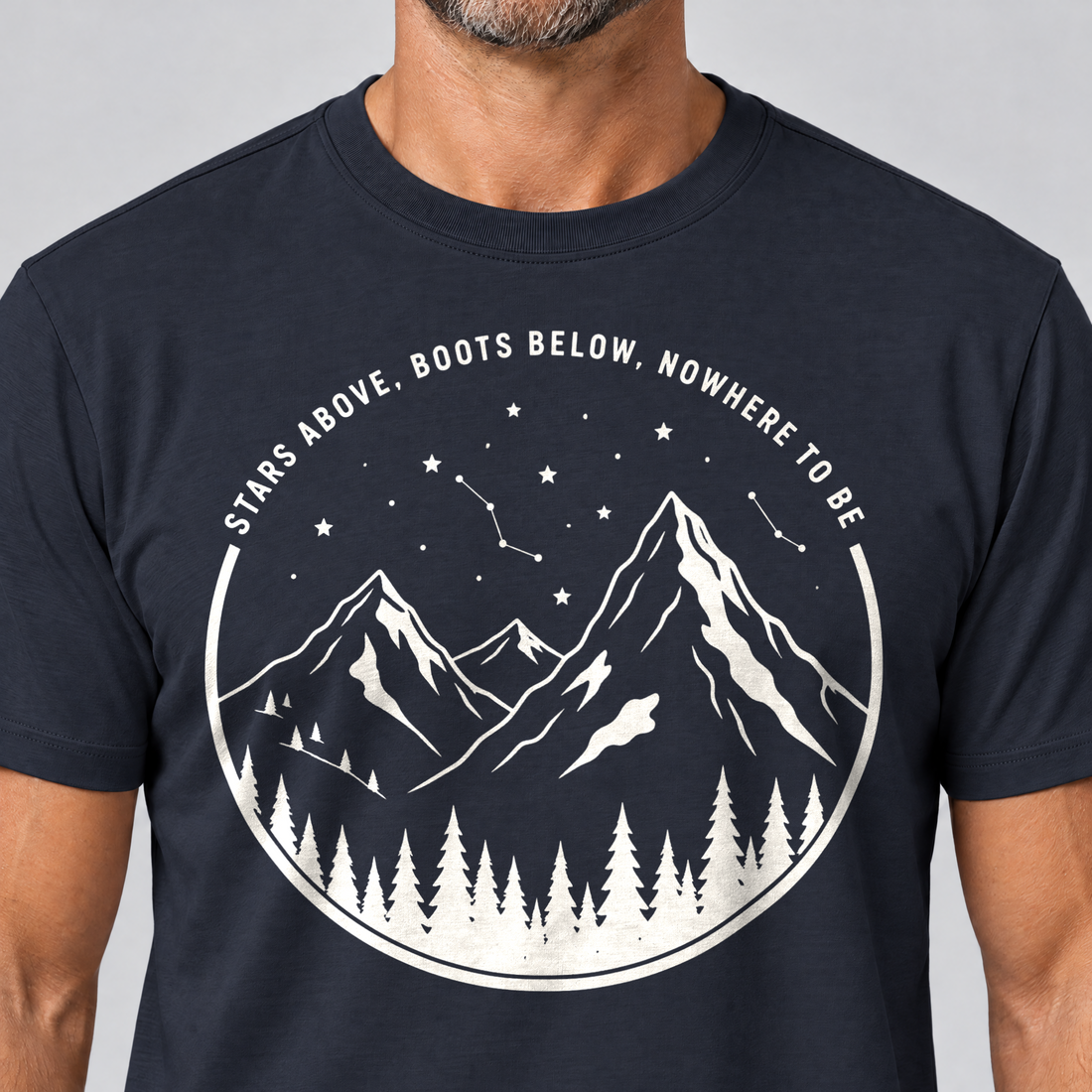 Nahaufnahme des Drucks: Nowhere to be – T-Shirt Unisex in Navy, von einem Mann getragen