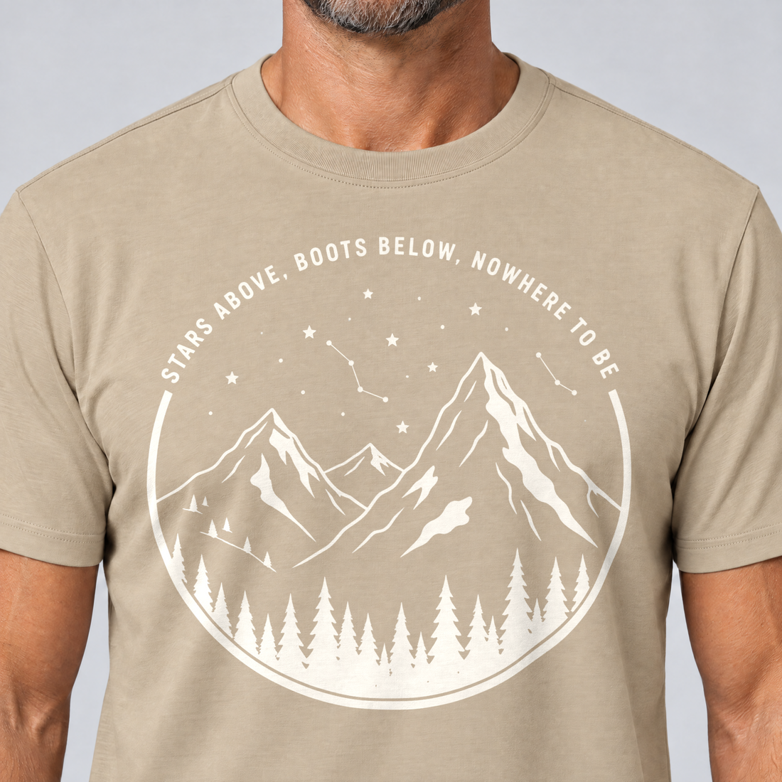 Nahaufnahme des Drucks: Nowhere to be – T-Shirt Unisex in Sand, von einem Mann getragen