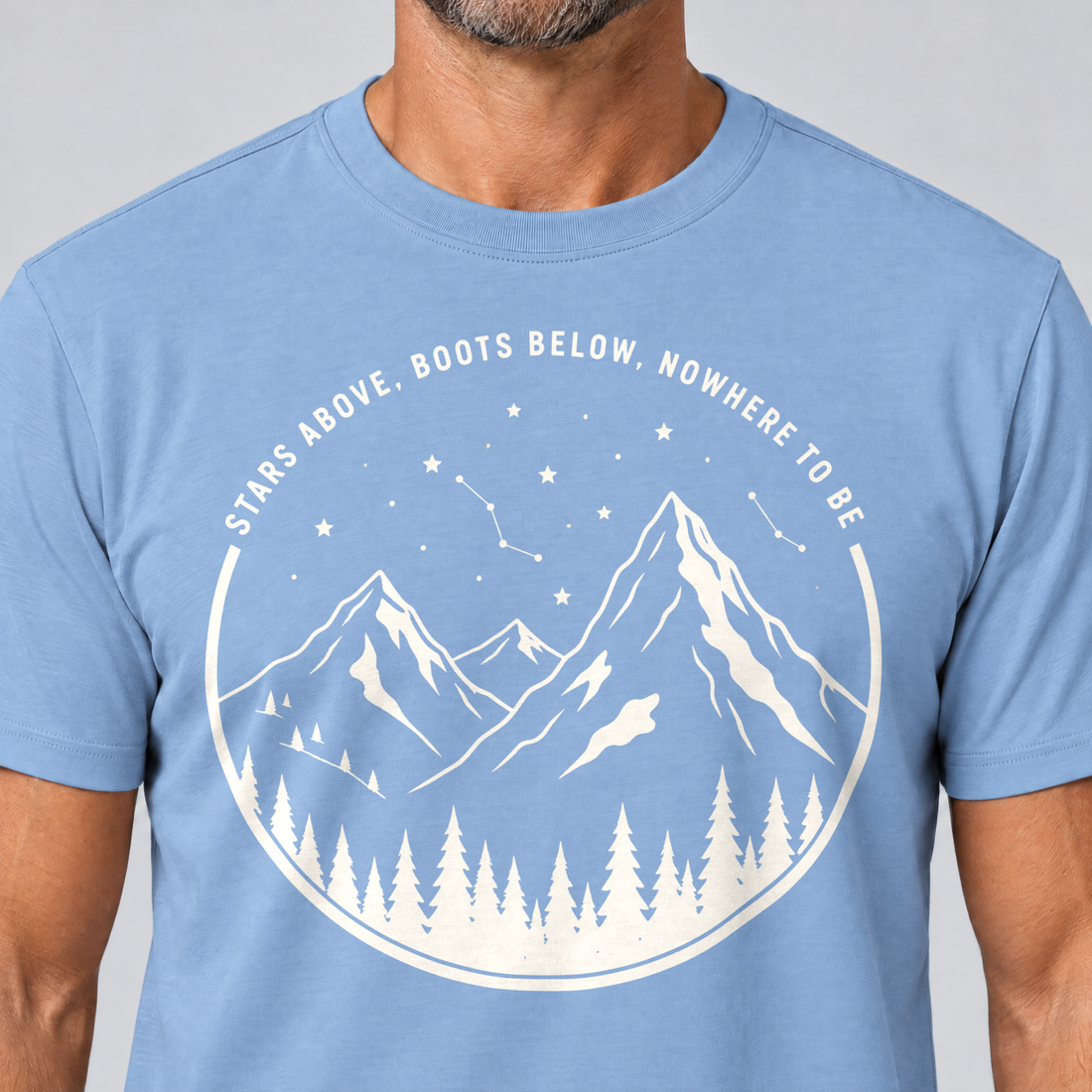 Nahaufnahme des Drucks: Nowhere to be – T-Shirt Unisex in Himmelblau, von einem Mann getragen