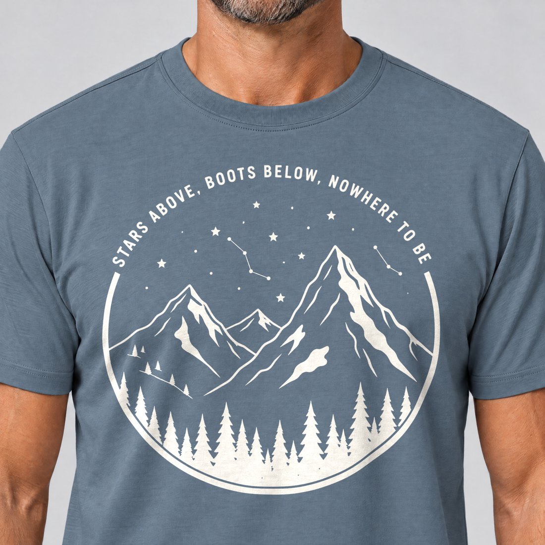 Nahaufnahme des Drucks: Nowhere to be – T-Shirt Unisex in Steinblau, von einem Mann getragen