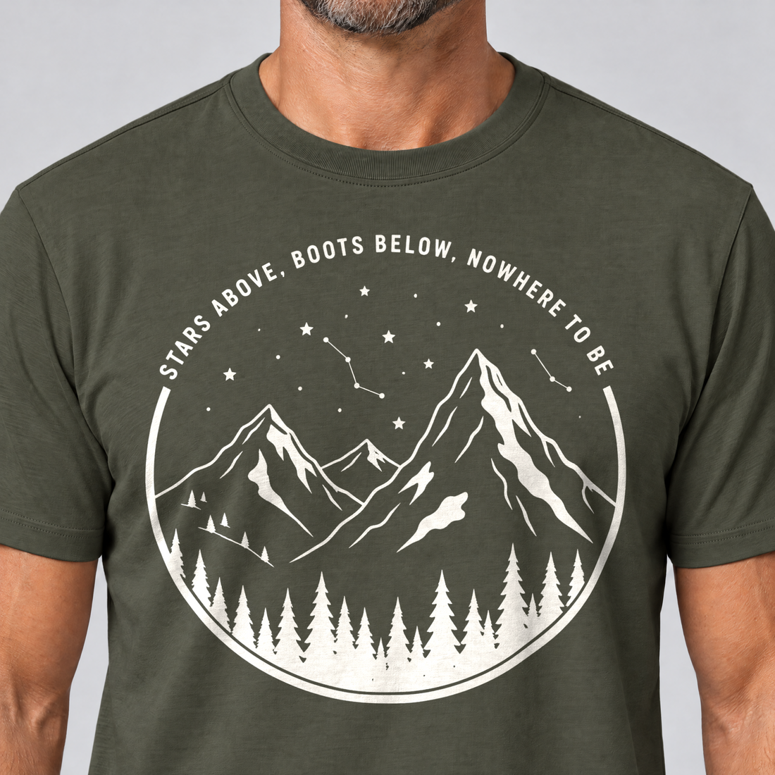 Nahaufnahme des Drucks: Nowhere to be – T-Shirt Unisex in Oliv, von einem Mann getragen