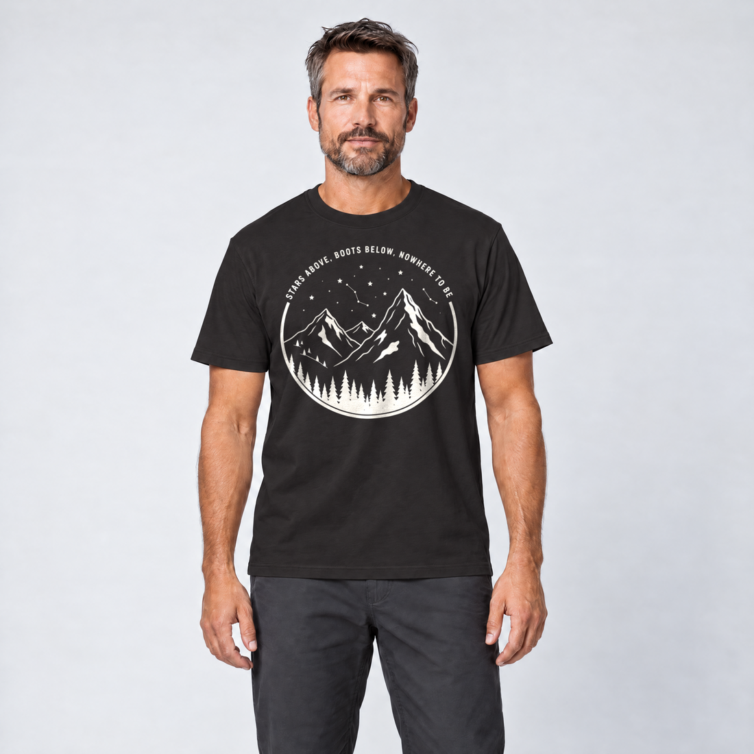 Mann trägt Nowhere to be – T-Shirt Unisex in Schwarz, Ansicht von vorn
