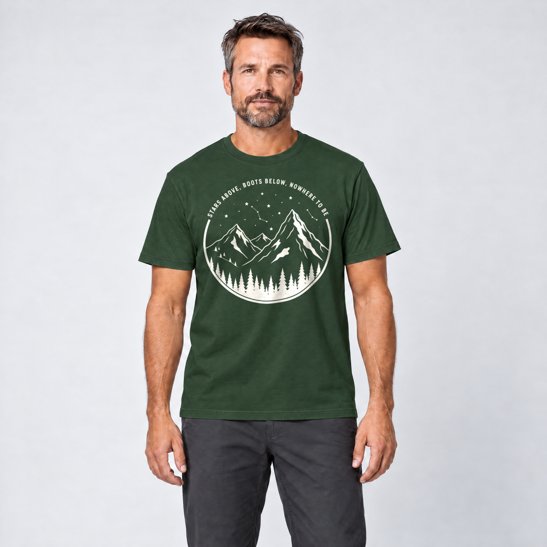 Mann trägt Nowhere to be – T-Shirt Unisex in Flaschengrün, Ansicht von vorn