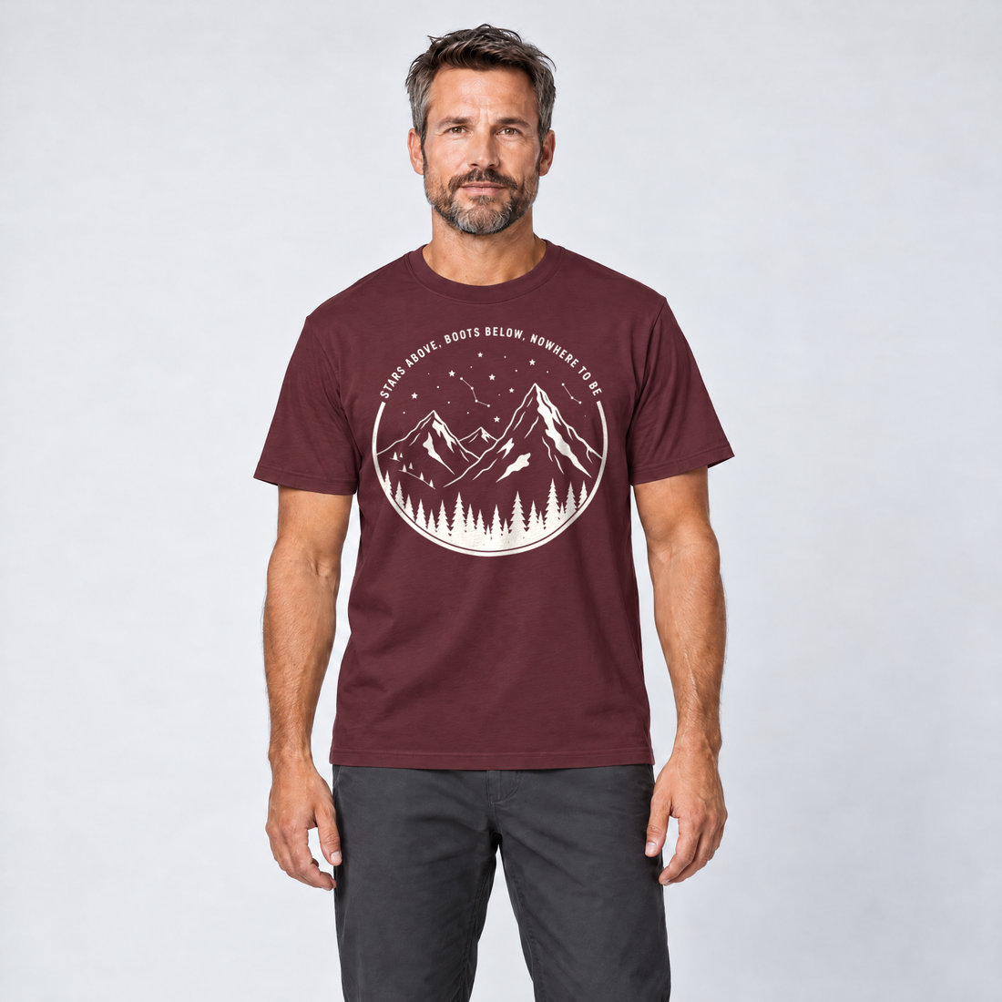 Mann trägt Nowhere to be – T-Shirt Unisex in Bordeaux, Ansicht von vorn
