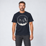 Mann trägt Nowhere to be – T-Shirt Unisex in Navy, Ansicht von vorn