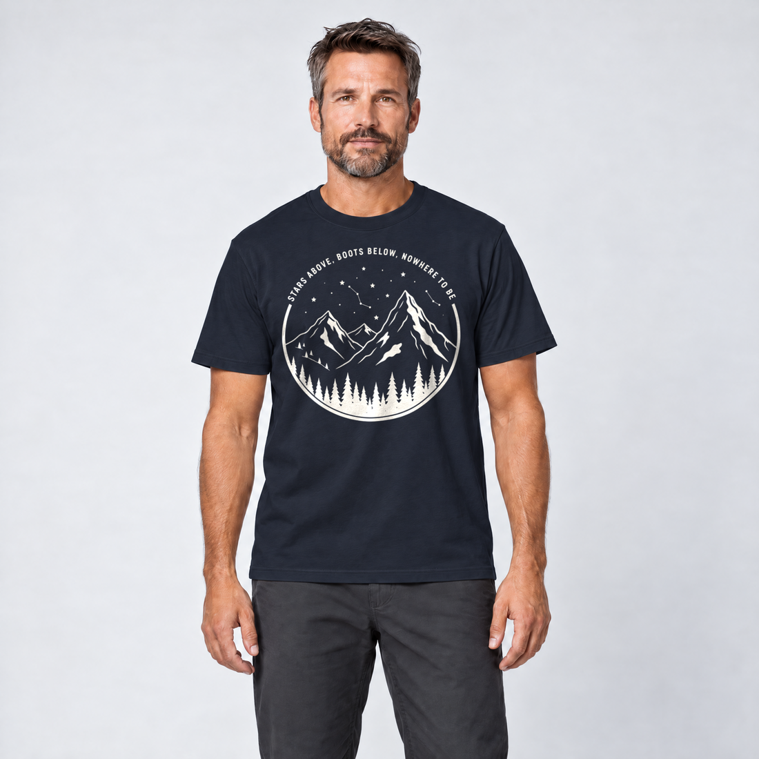 Mann trägt Nowhere to be – T-Shirt Unisex in Navy, Ansicht von vorn