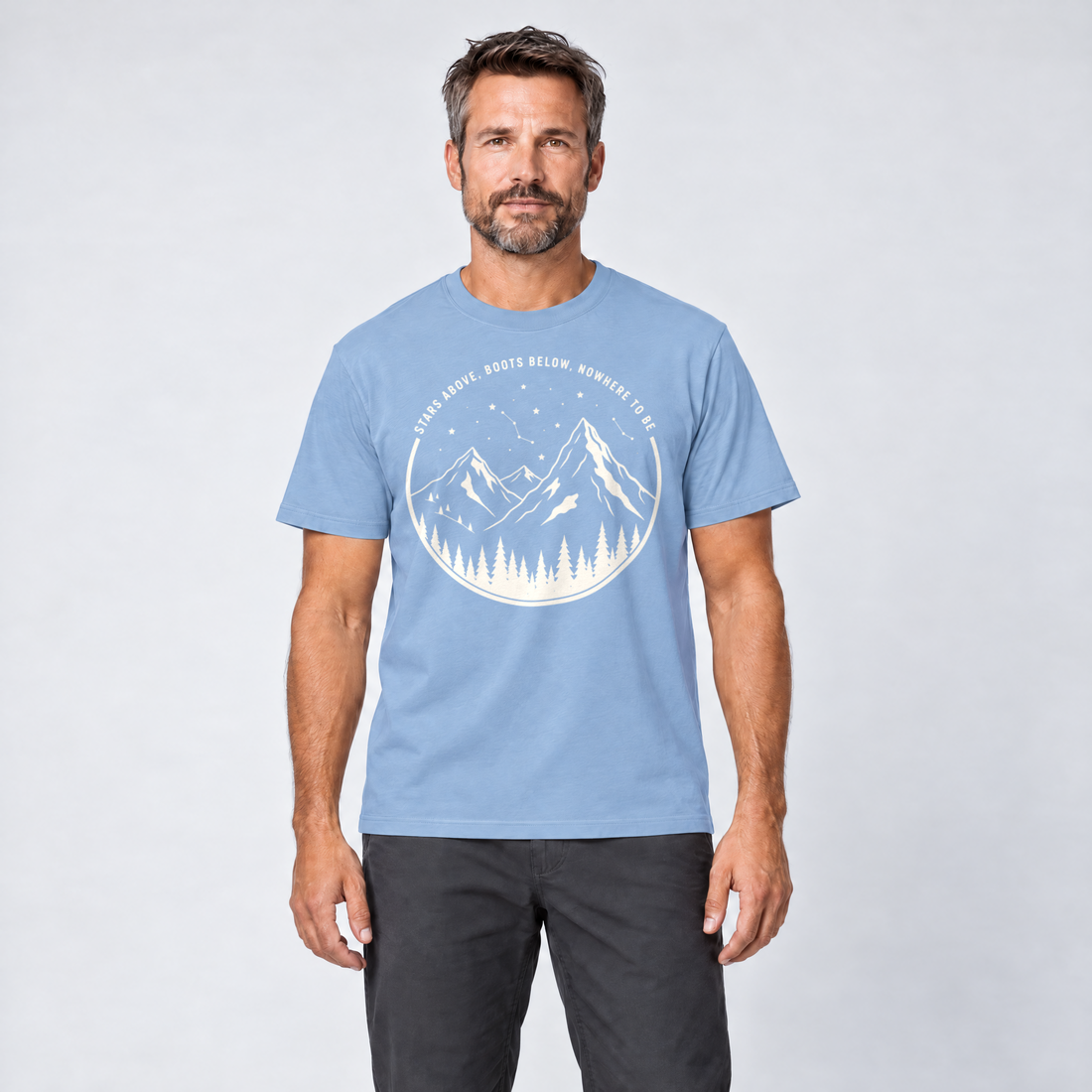 Mann trägt Nowhere to be – T-Shirt Unisex in Himmelblau, Ansicht von vorn