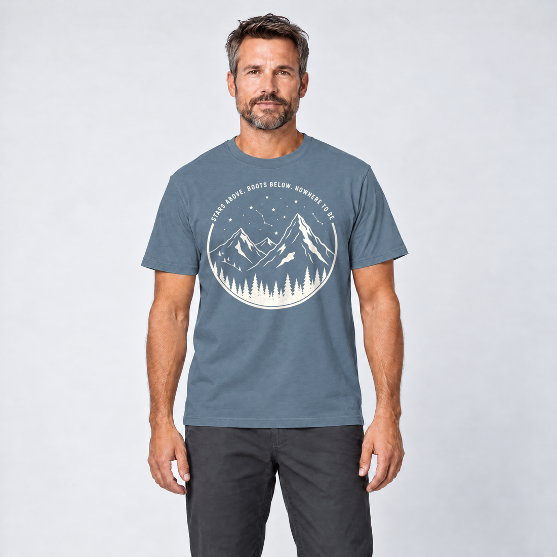 Mann trägt Nowhere to be – T-Shirt Unisex in Steinblau, Ansicht von vorn