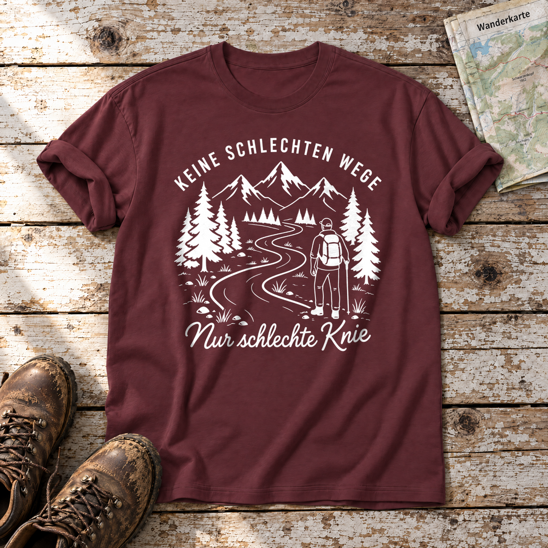 Nur schlechte Knie – T-Shirt Unisex in Bordeaux, flach liegend auf alten Holzbrettern mit Wanderschuhen und Wanderkarte.
