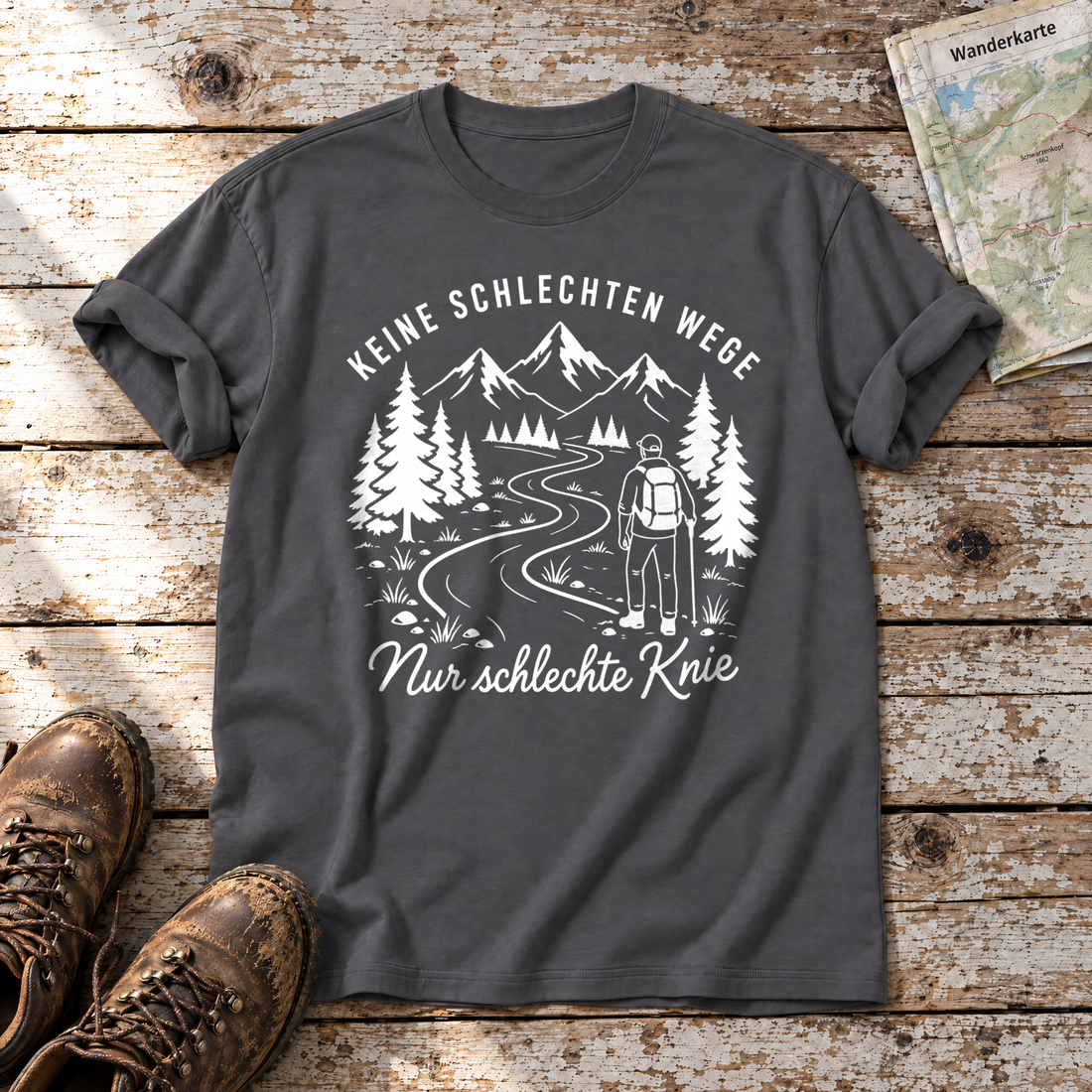 Nur schlechte Knie – T-Shirt Unisex in Dunkelgrau, flach liegend auf alten Holzbrettern mit Wanderschuhen und Wanderkarte.