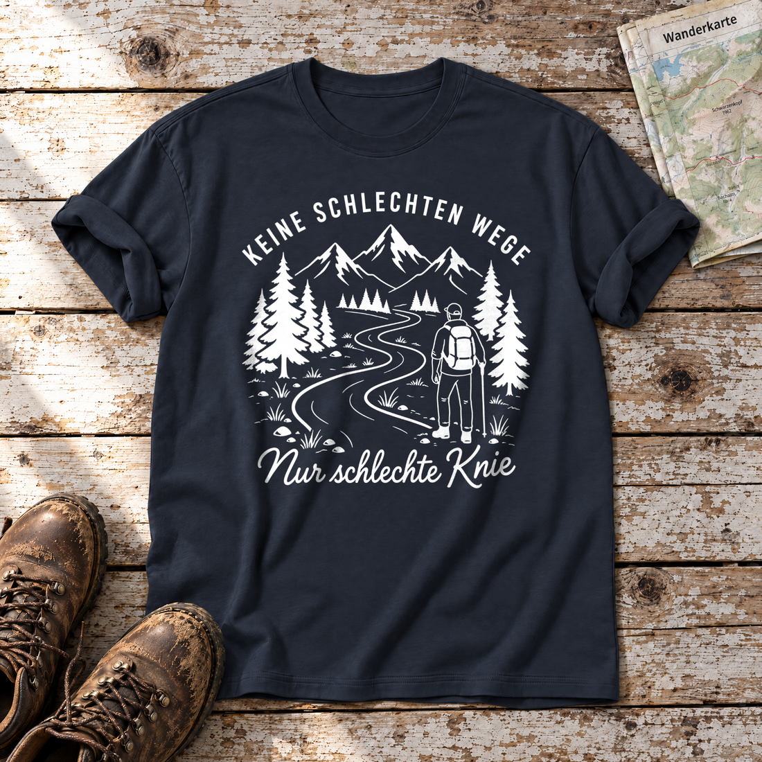 Nur schlechte Knie – T-Shirt Unisex in Navy, flach liegend auf alten Holzbrettern mit Wanderschuhen und Wanderkarte.