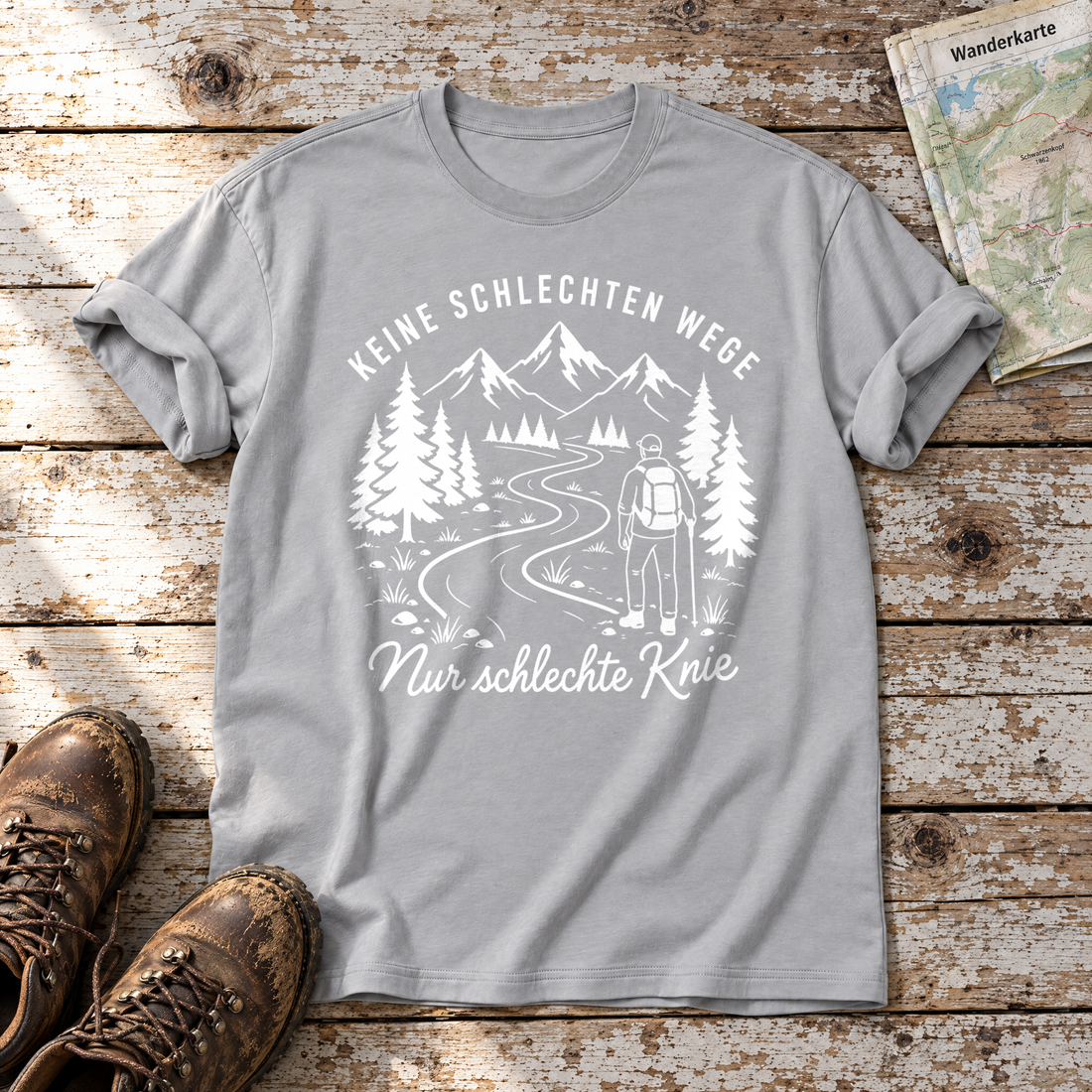 Nur schlechte Knie – T-Shirt Unisex in Hellgrau, flach liegend auf alten Holzbrettern mit Wanderschuhen und Wanderkarte.