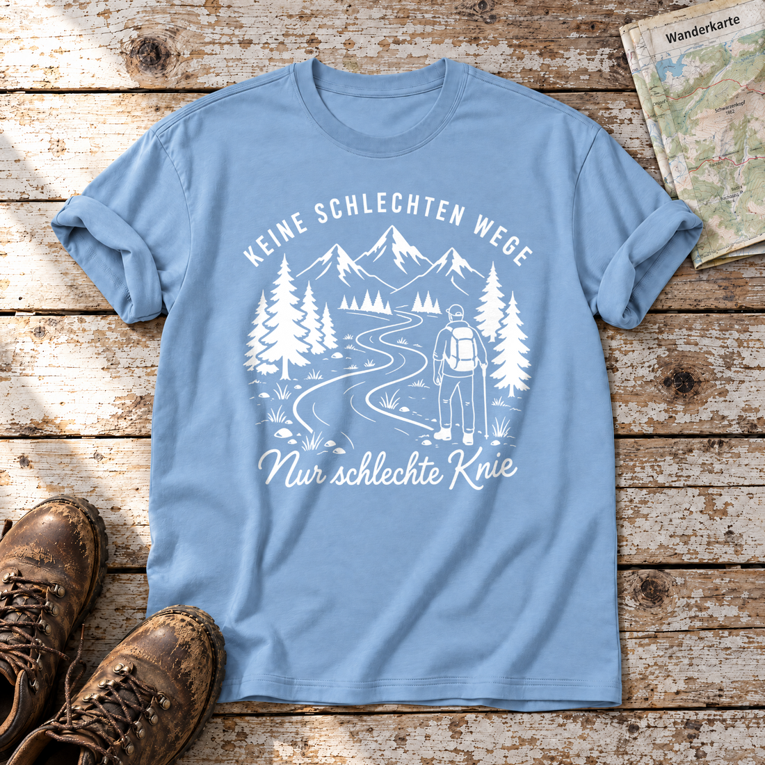 Nur schlechte Knie – T-Shirt Unisex in Himmelblau, flach liegend auf alten Holzbrettern mit Wanderschuhen und Wanderkarte.