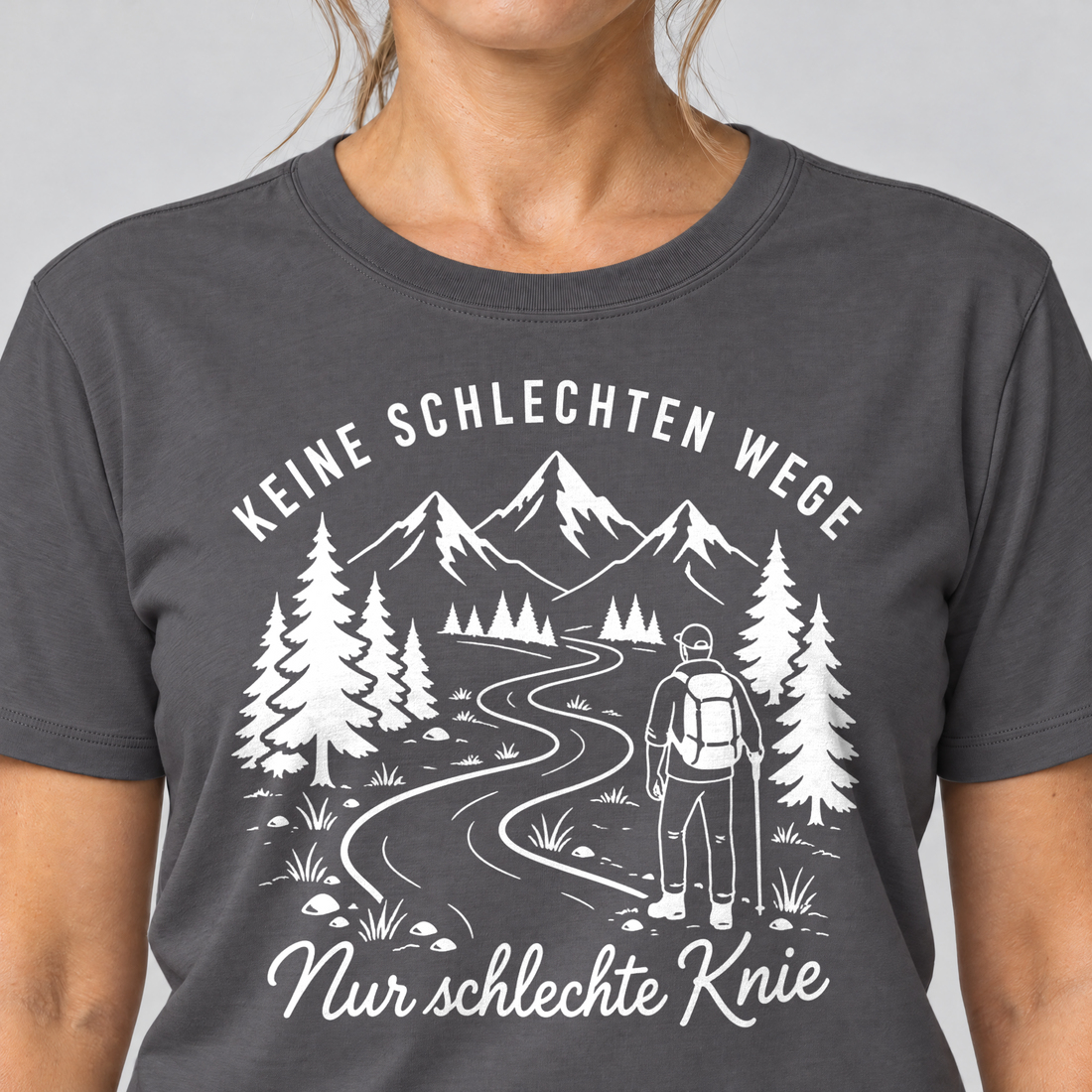 Nahaufnahme des Drucks: Nur schlechte Knie – T-Shirt Unisex in Dunkelgrau, von einer Frau getragen