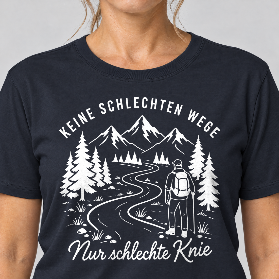 Nahaufnahme des Drucks: Nur schlechte Knie – T-Shirt Unisex in Navy, von einer Frau getragen