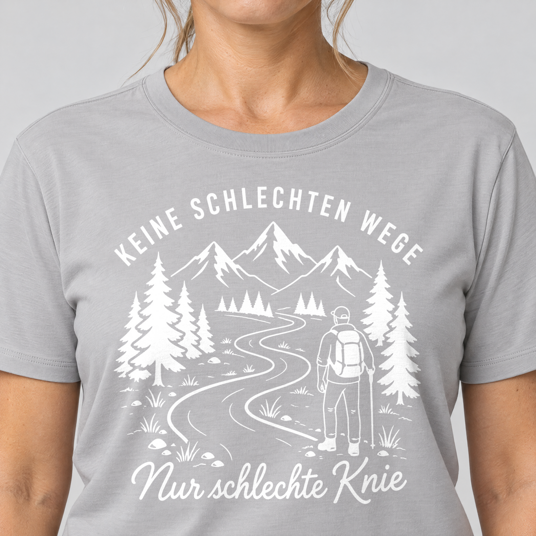 Nahaufnahme des Drucks: Nur schlechte Knie – T-Shirt Unisex in Hellgrau, von einer Frau getragen