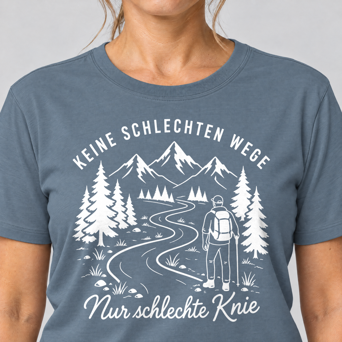 Nahaufnahme des Drucks: Nur schlechte Knie – T-Shirt Unisex in Steinblau, von einer Frau getragen