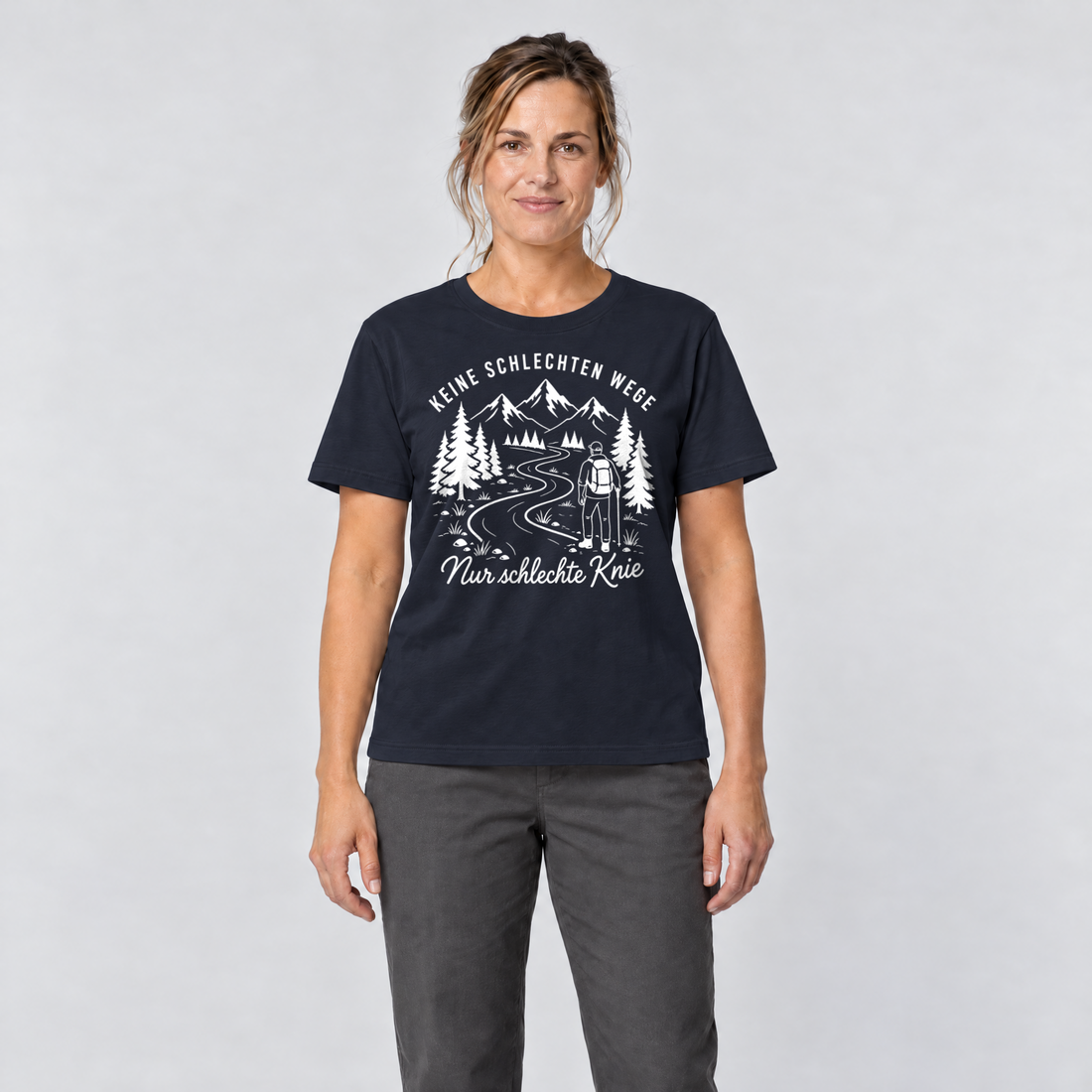Frau trägt Nur schlechte Knie – T-Shirt Unisex in Navy, Ansicht von vorn