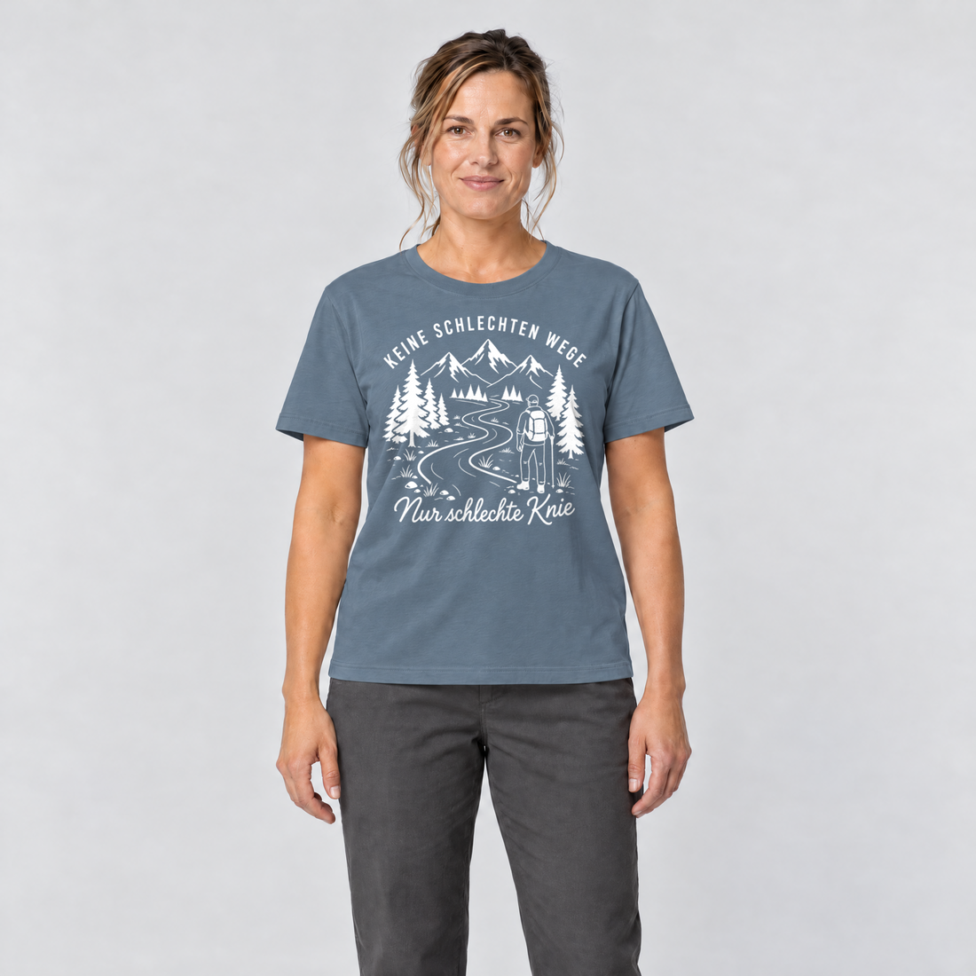 Frau trägt Nur schlechte Knie – T-Shirt Unisex in Steinblau, Ansicht von vorn