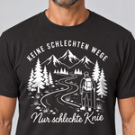 Nahaufnahme des Drucks: Nur schlechte Knie – T-Shirt Unisex in Schwarz, von einem Mann getragen