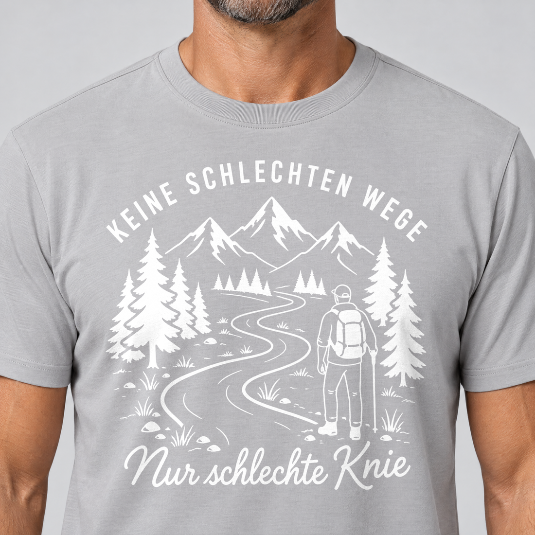 Nahaufnahme des Drucks: Nur schlechte Knie – T-Shirt Unisex in Hellgrau, von einem Mann getragen