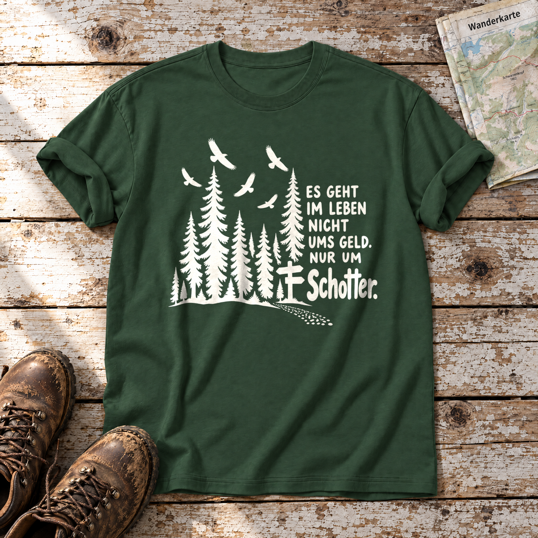 Nur um Schotter – T-Shirt Unisex in Flaschengrün, flach liegend auf alten Holzbrettern mit Wanderschuhen und Wanderkarte.