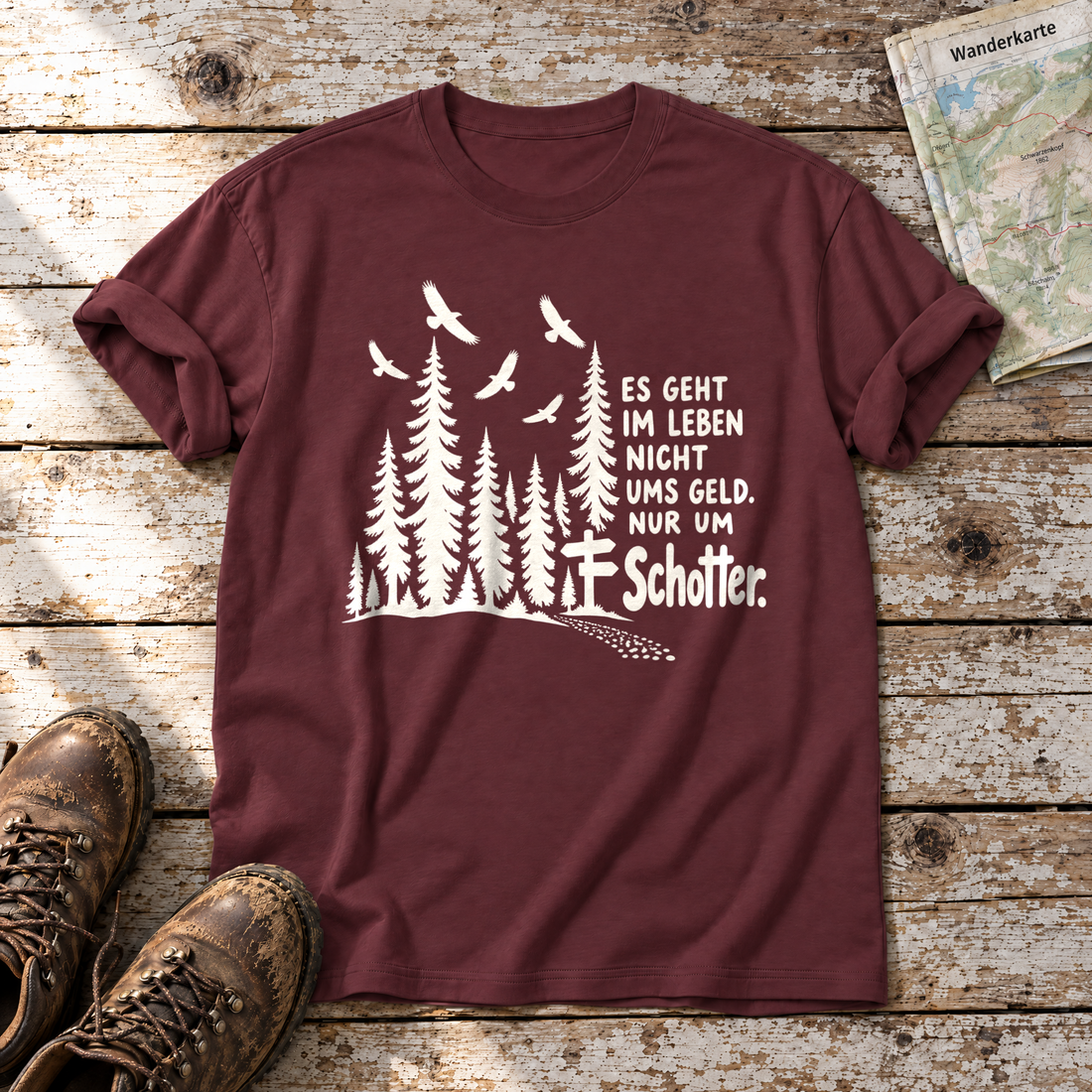 Nur um Schotter – T-Shirt Unisex in Bordeaux, flach liegend auf alten Holzbrettern mit Wanderschuhen und Wanderkarte.