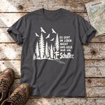 Nur um Schotter – T-Shirt Unisex in Dunkelgrau, flach liegend auf alten Holzbrettern mit Wanderschuhen und Wanderkarte.