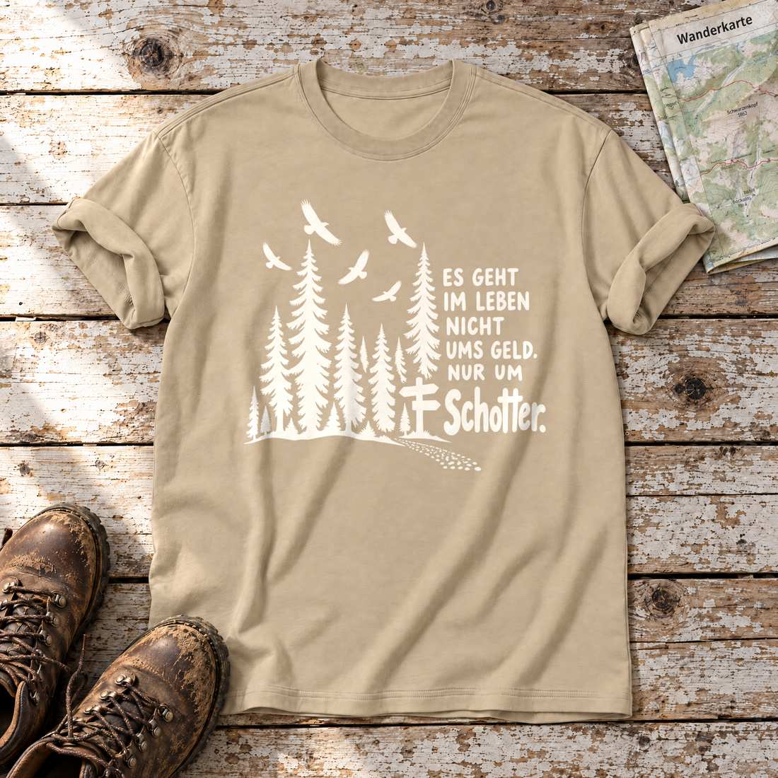 Nur um Schotter – T-Shirt Unisex in Sand, flach liegend auf alten Holzbrettern mit Wanderschuhen und Wanderkarte.