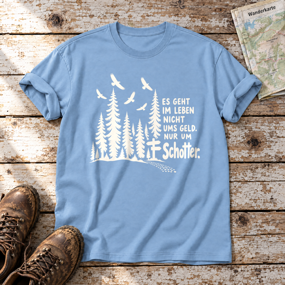 Nur um Schotter – T-Shirt Unisex in Himmelblau, flach liegend auf alten Holzbrettern mit Wanderschuhen und Wanderkarte.