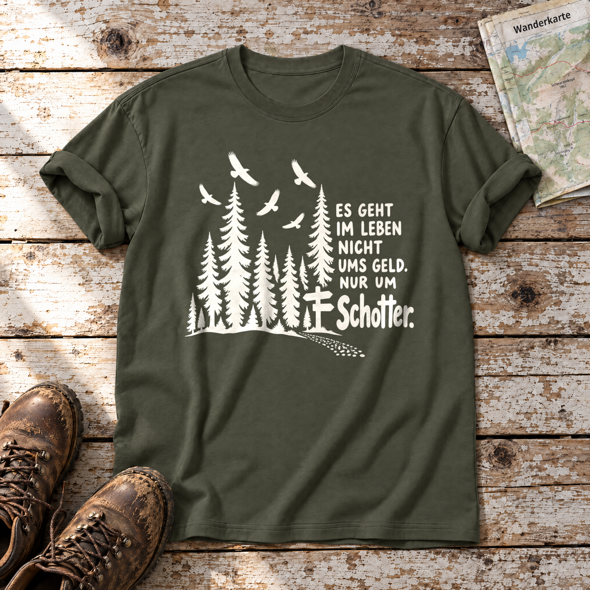 Nur um Schotter – T-Shirt Unisex in Oliv, flach liegend auf alten Holzbrettern mit Wanderschuhen und Wanderkarte.