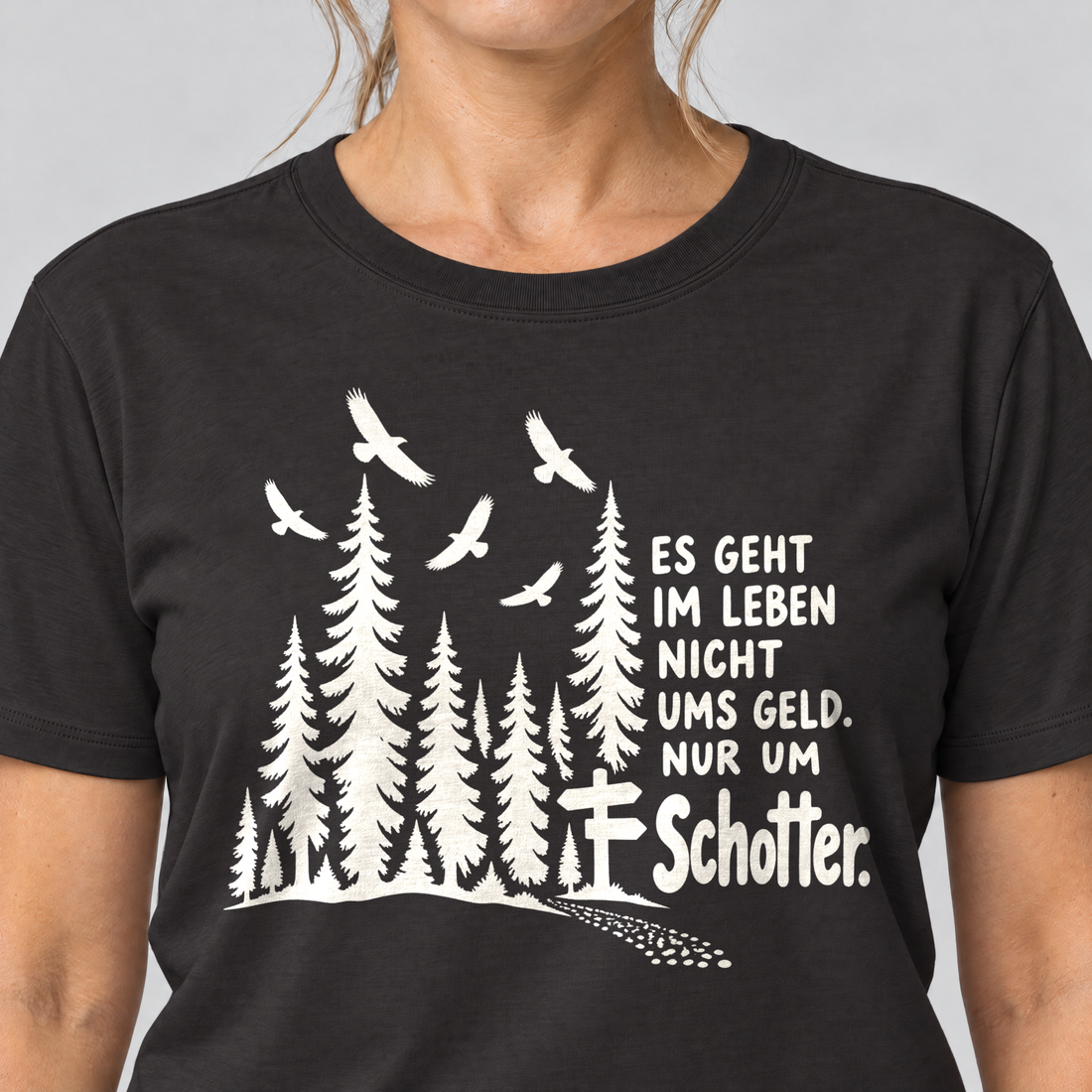 Nahaufnahme des Drucks: Nur um Schotter – T-Shirt Unisex in Schwarz, von einer Frau getragen