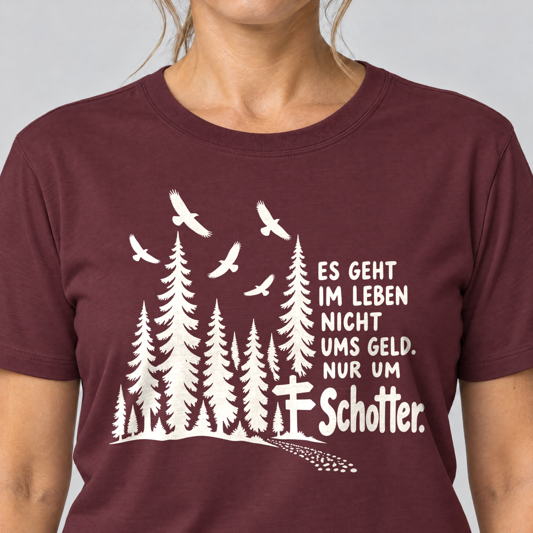 Nahaufnahme des Drucks: Nur um Schotter – T-Shirt Unisex in Bordeaux, von einer Frau getragen