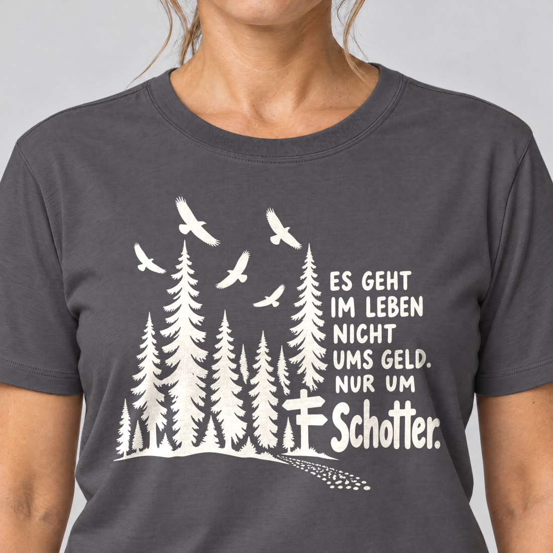 Nahaufnahme des Drucks: Nur um Schotter – T-Shirt Unisex in Dunkelgrau, von einer Frau getragen