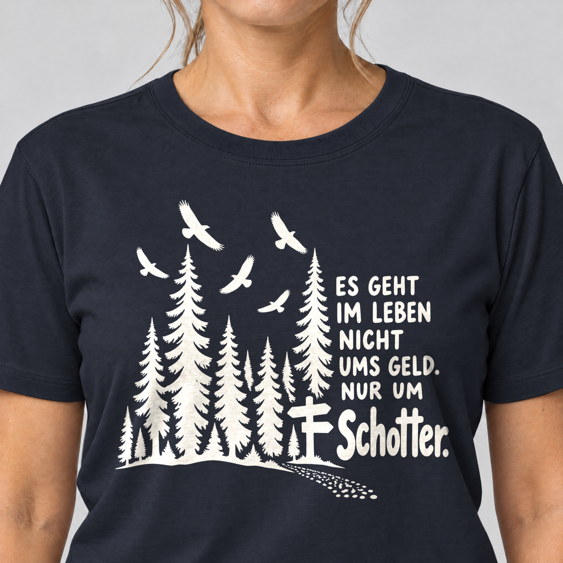 Nahaufnahme des Drucks: Nur um Schotter – T-Shirt Unisex in Navy, von einer Frau getragen