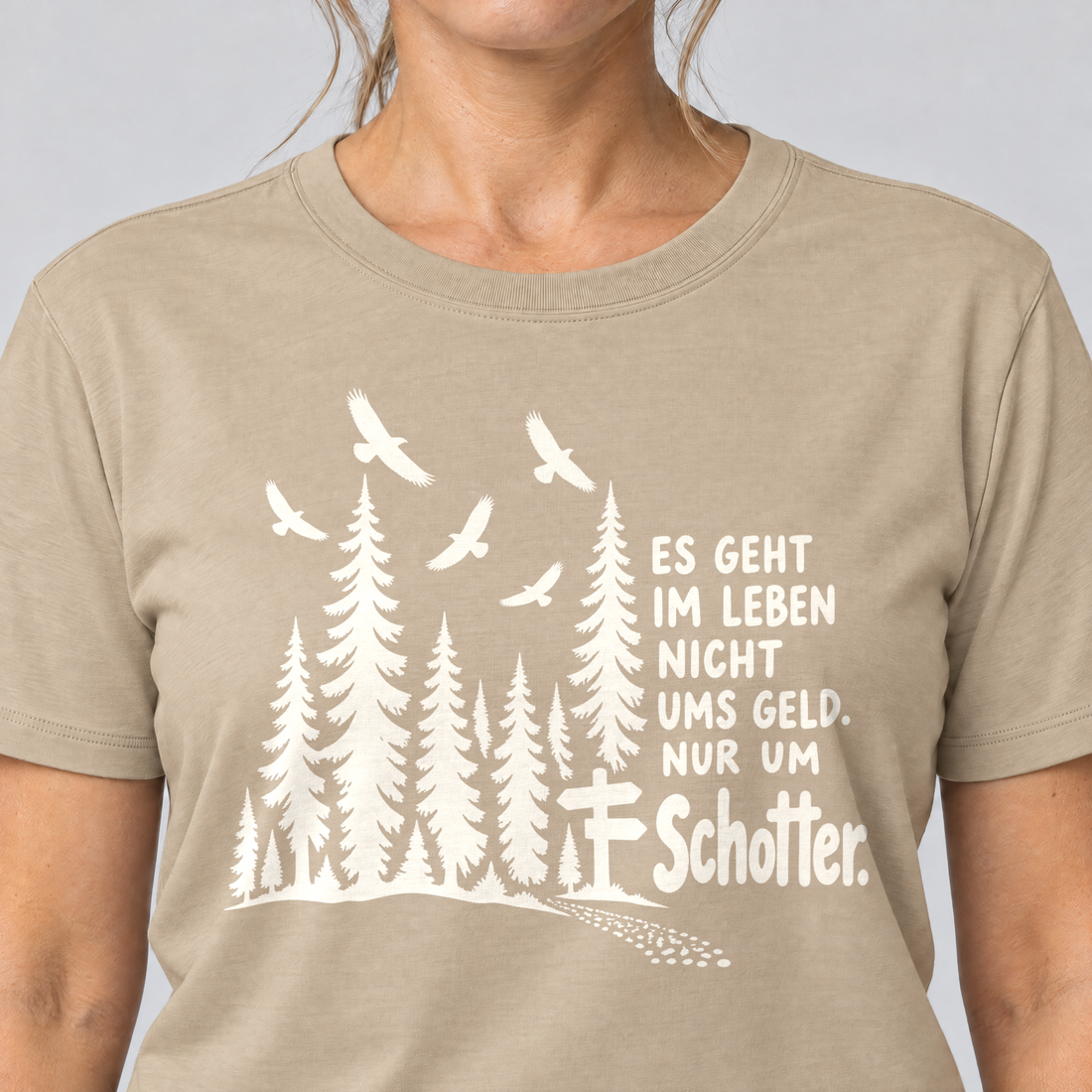 Nahaufnahme des Drucks: Nur um Schotter – T-Shirt Unisex in Sand, von einer Frau getragen