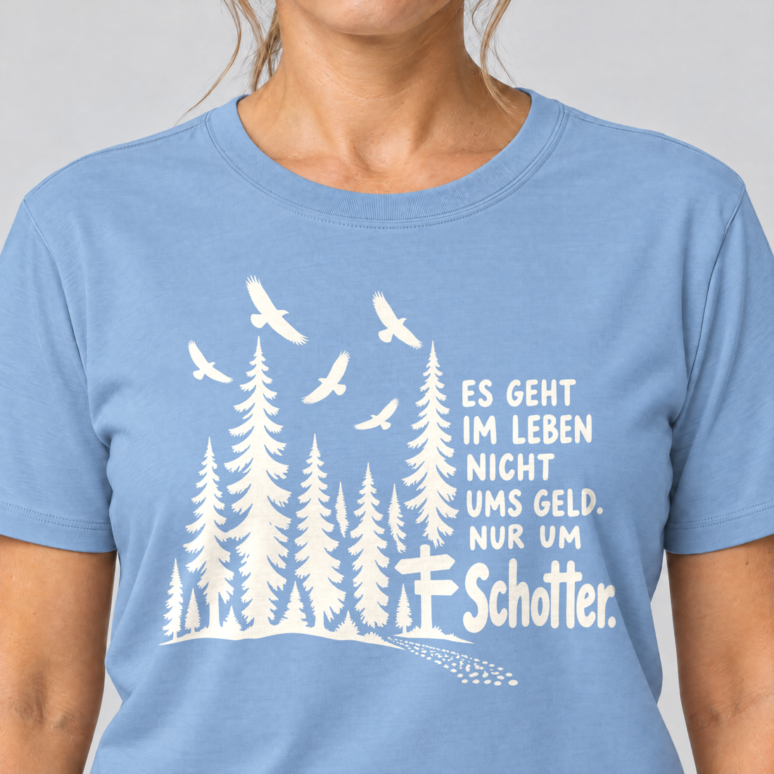 Nahaufnahme des Drucks: Nur um Schotter – T-Shirt Unisex in Himmelblau, von einer Frau getragen