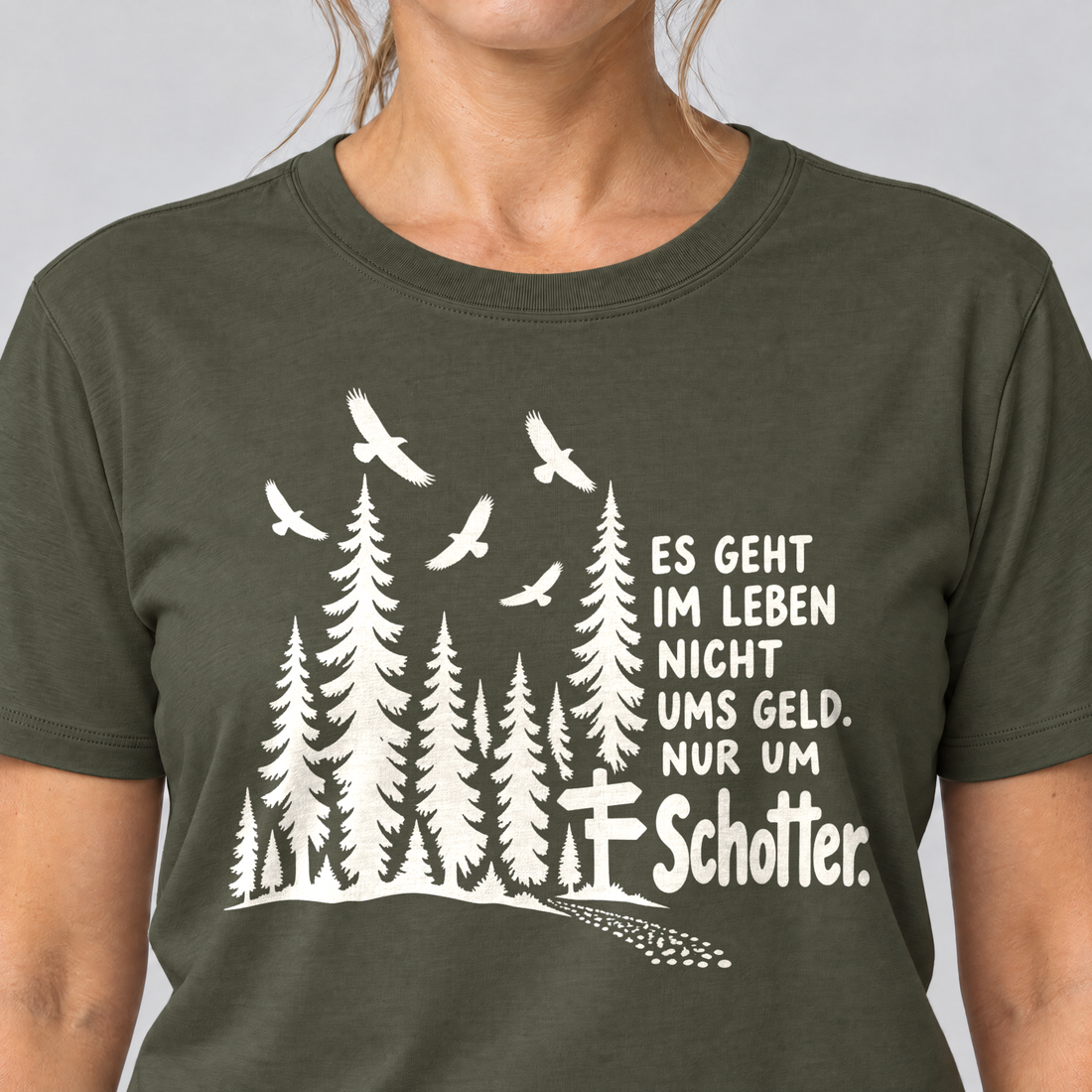 Nahaufnahme des Drucks: Nur um Schotter – T-Shirt Unisex in Oliv, von einer Frau getragen