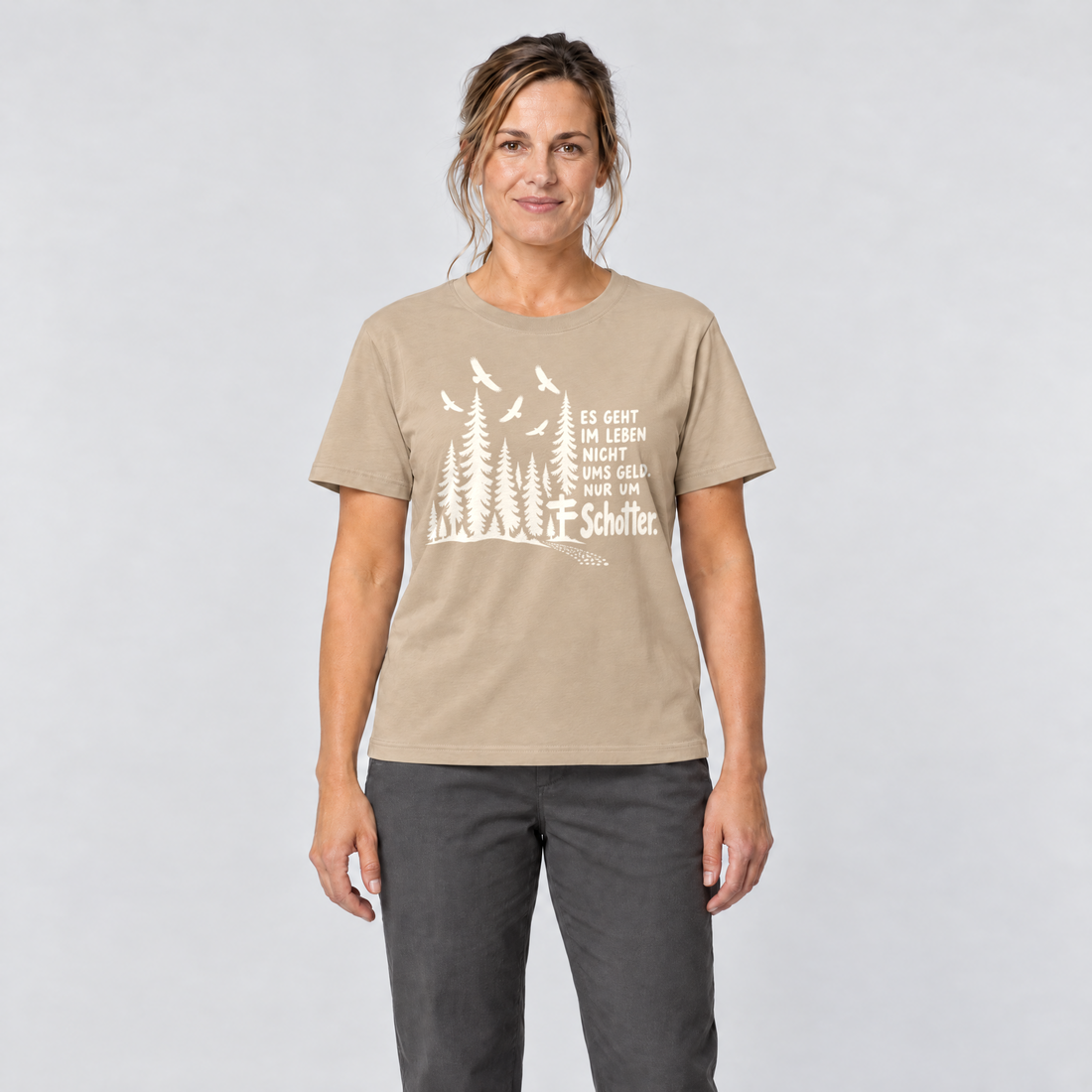 Frau trägt Nur um Schotter – T-Shirt Unisex in Sand, Ansicht von vorn