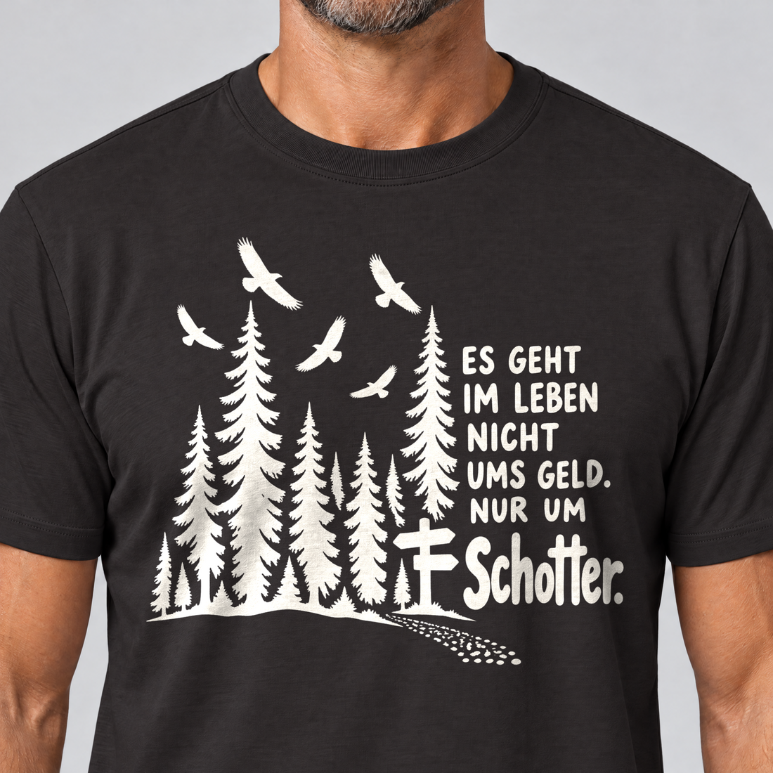 Nahaufnahme des Drucks: Nur um Schotter – T-Shirt Unisex in Schwarz, von einem Mann getragen