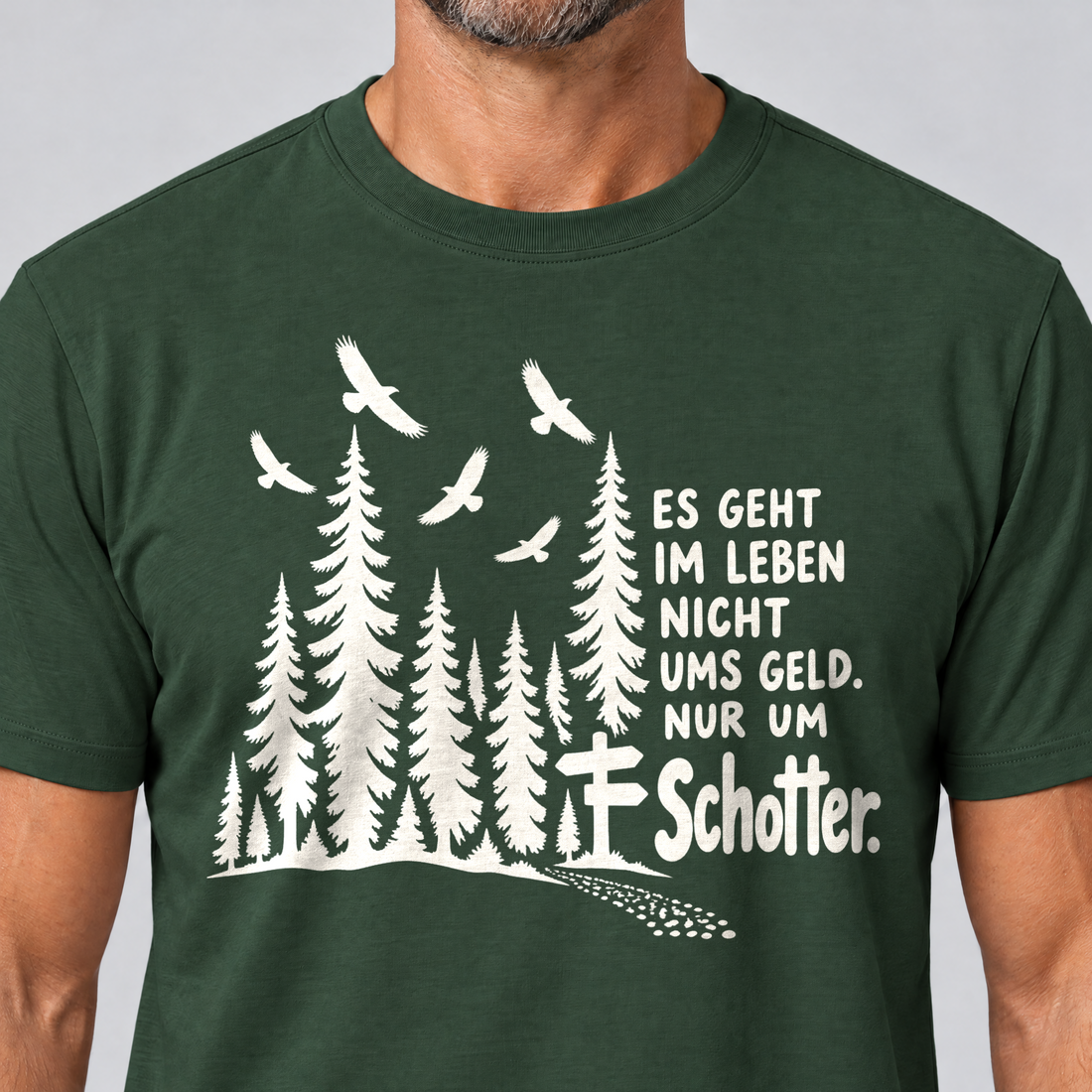 Nahaufnahme des Drucks: Nur um Schotter – T-Shirt Unisex in Flaschengrün, von einem Mann getragen