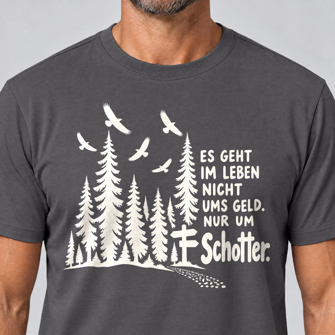 Nahaufnahme des Drucks: Nur um Schotter – T-Shirt Unisex in Dunkelgrau, von einem Mann getragen