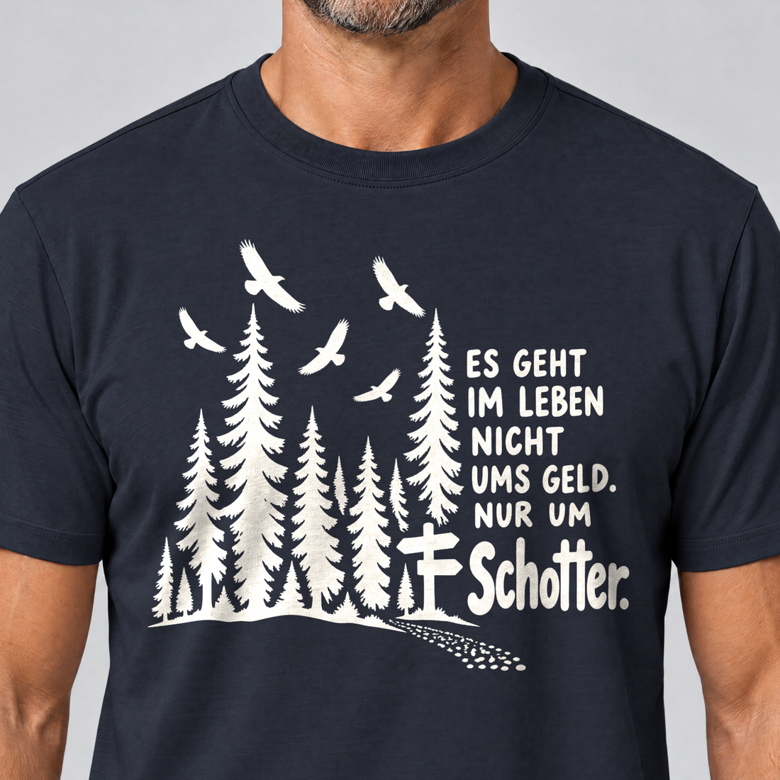 Nahaufnahme des Drucks: Nur um Schotter – T-Shirt Unisex in Navy, von einem Mann getragen